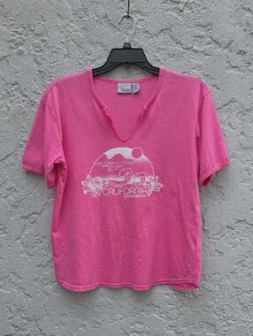 Vintage Y2K Bum Equipment Pink California Beach Scene V-Neck T-Shirt Size Large